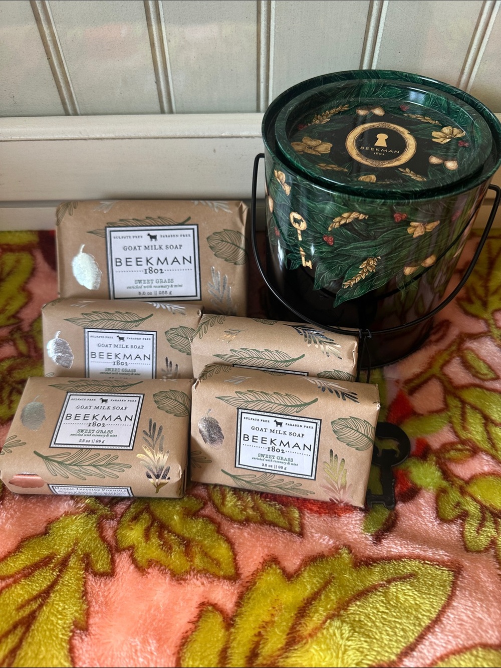 Beekman 1802 Sweet Grass Goat Milk Soap Tin Set (1) 9 oz bar (4) 3.5 oz bars